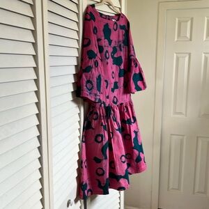 This is a Women’s size Large Ode-Duro 100% cotton dress in new mint condition.